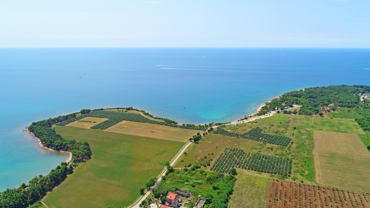 Zazidljivo zemljišče prva vrstica do morja v Novigradu, Istra