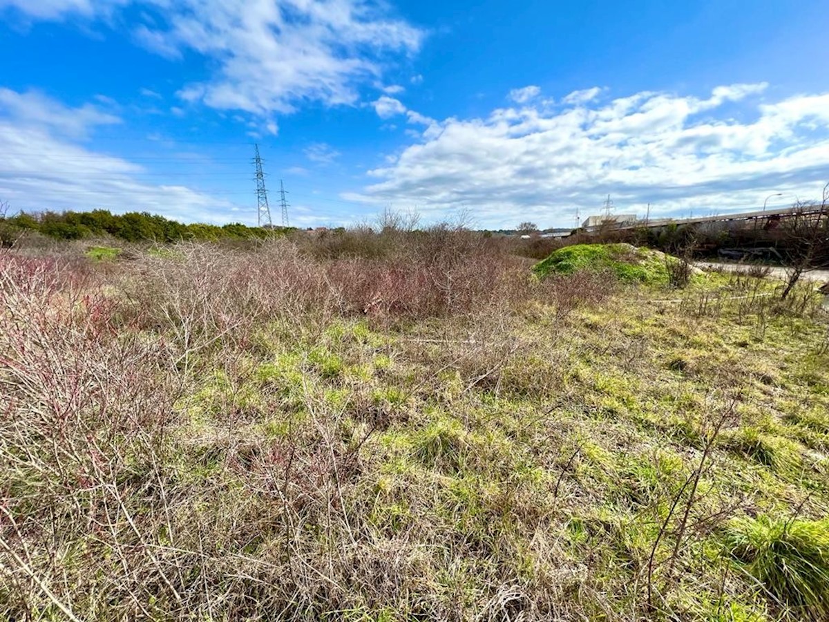 Gradbeno zemljišče poslovne, komercialne in storitvene namene, 12.800 m2, Pula, Istra, Hrvaška