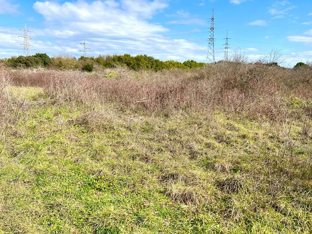 Gradbeno zemljišče poslovne, komercialne in storitvene namene, 12.800 m2, Pula, Istra, Hrvaška