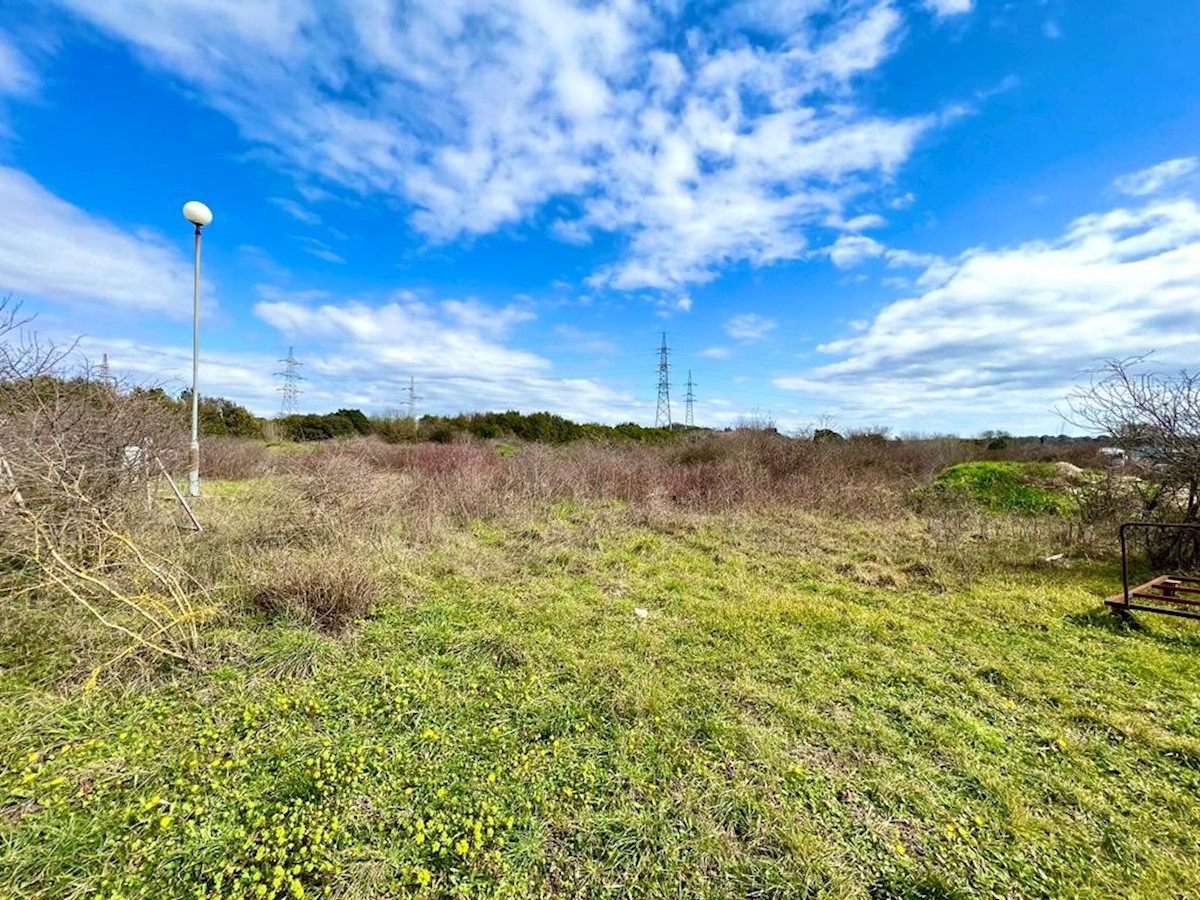 Gradbeno zemljišče poslovne, komercialne in storitvene namene, 12.800 m2, Pula, Istra, Hrvaška