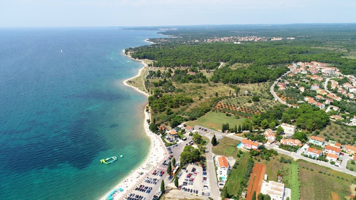 Zemljišče v prvi vrsti do morja v bližini Pule, Hrvaška