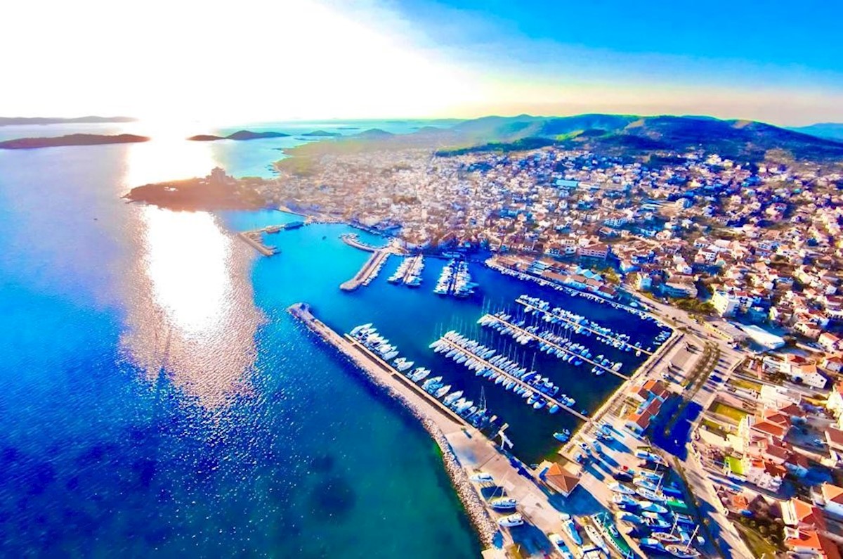 Vodice, Hotel za rušenje in gradnjo, 1864 m2, zraven marine, enkratna priložnost!!