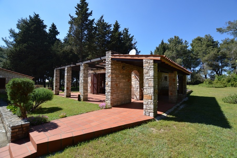 Vila s parcelo 13.000 m2 v Novigradu v neposredni bližini morja, Istra, Hrvaška