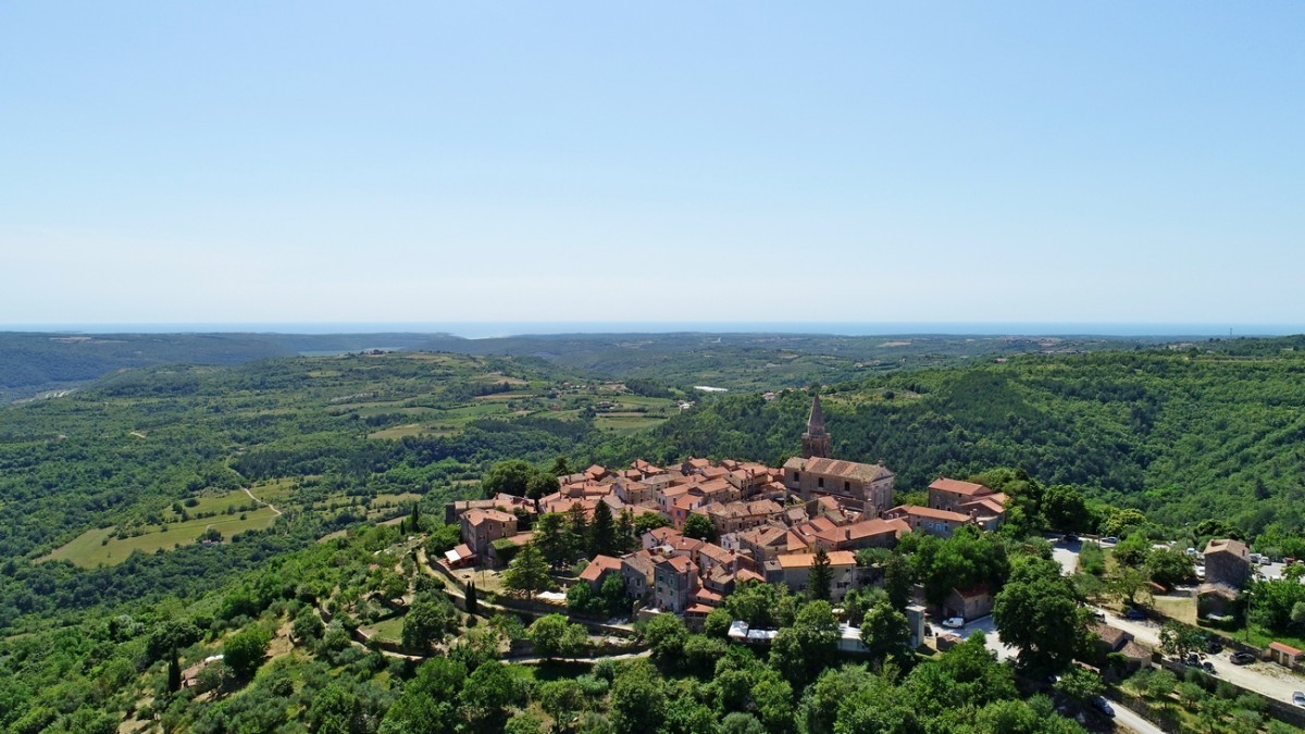 Gradbeno zemljišče s pogledom na morje v Grožnjanu, Istra