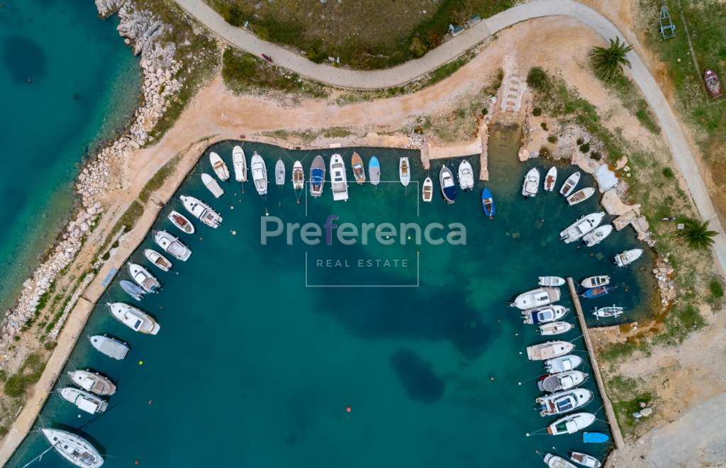 Povljana - gradbeno zemljišče 728m2
