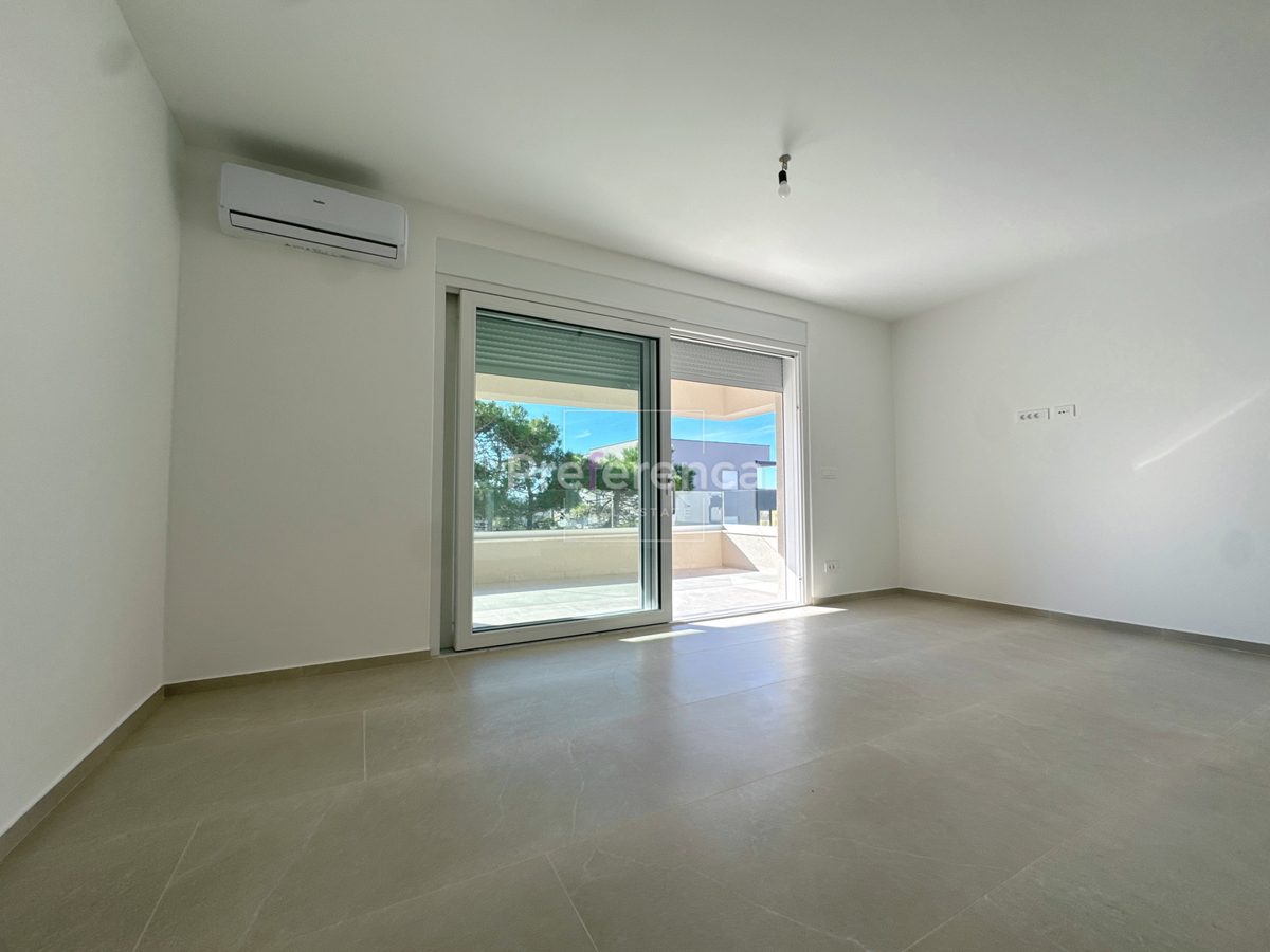 Povljana - dvosobno stanovanje v pritličju z vrtom