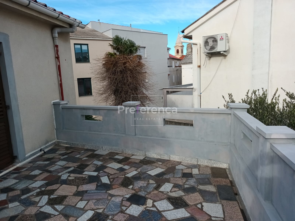 Novalja - trisobno stanovanje v središču