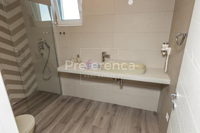 Novalja - urbana vila s bazenom