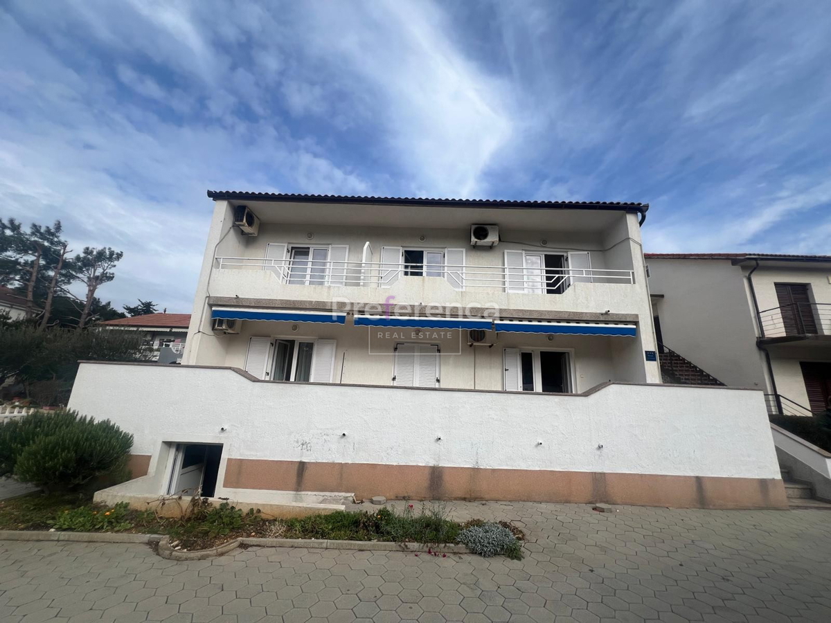 Novalja - hiša s 4 apartmaji