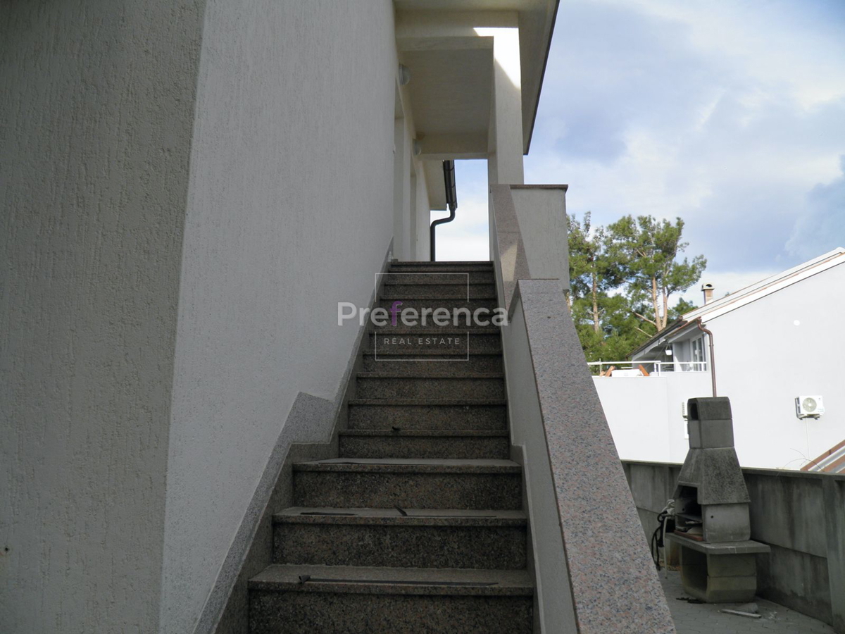 Novalja - hiša s 4 apartmaji