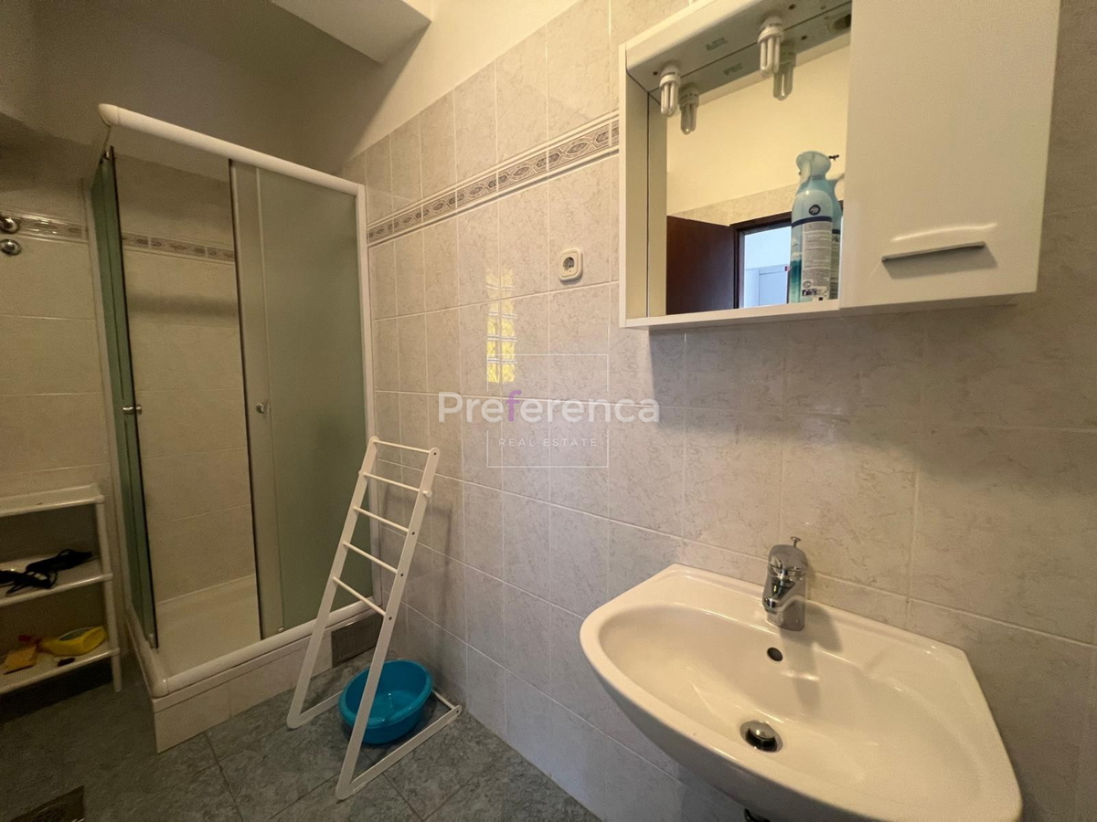 Novalja - hiša s 4 apartmaji