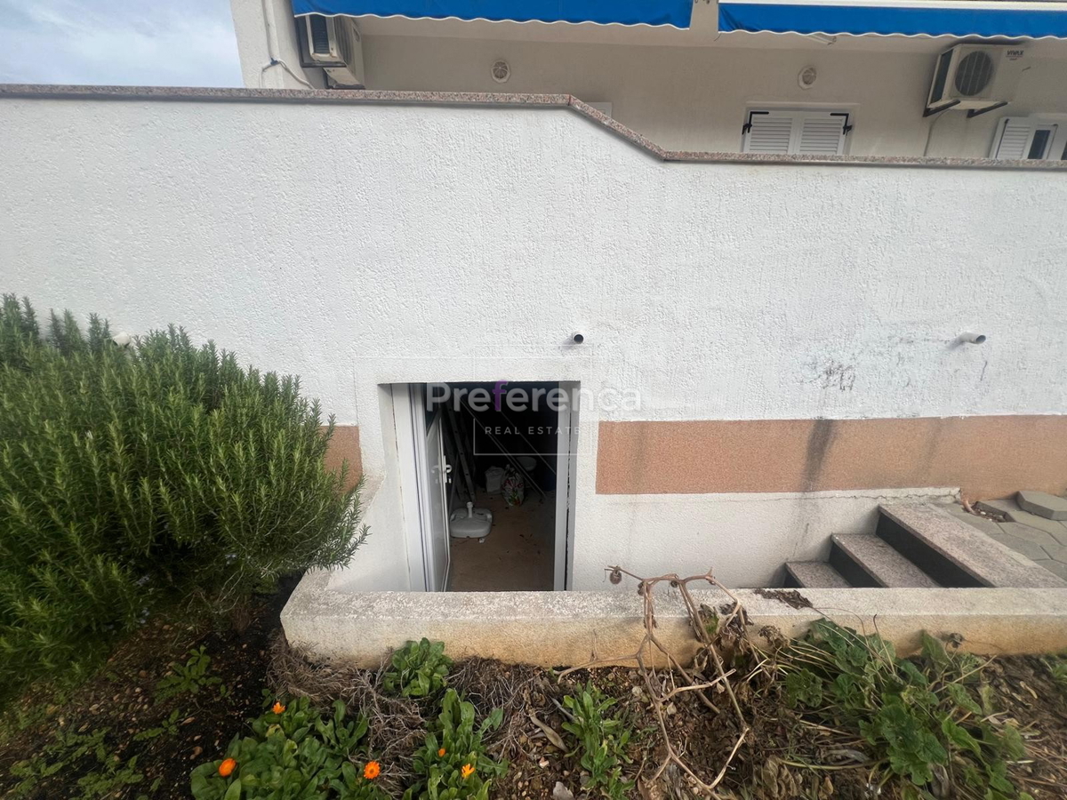 Novalja - hiša s 4 apartmaji