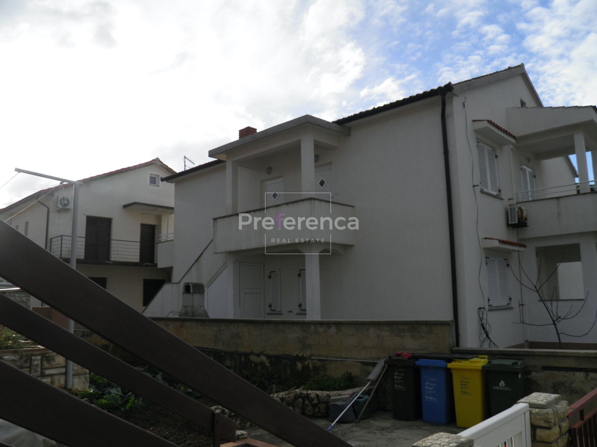 Novalja - hiša s 4 apartmaji