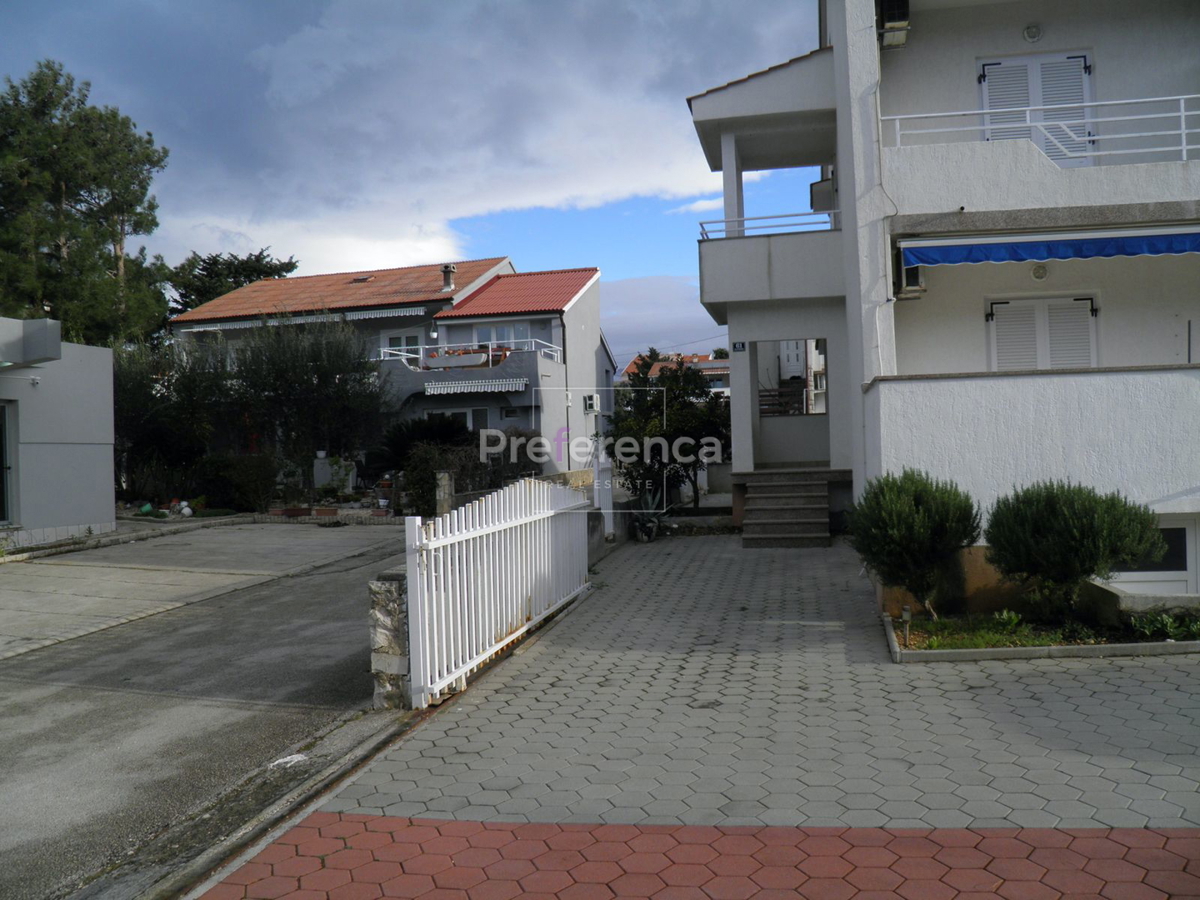 Novalja - hiša s 4 apartmaji