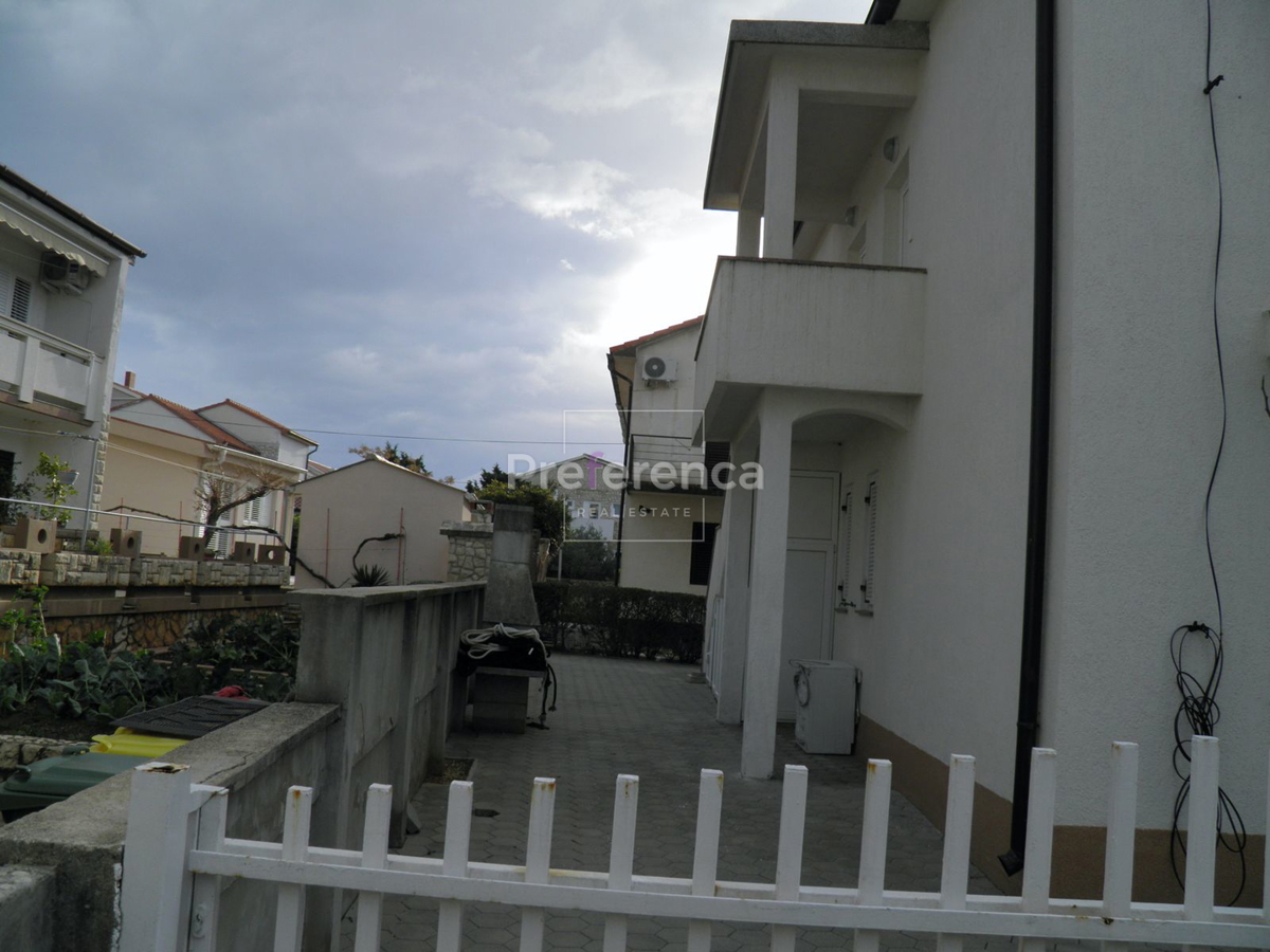 Novalja - hiša s 4 apartmaji
