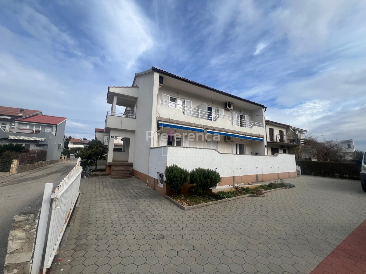 Novalja - hiša s 4 apartmaji