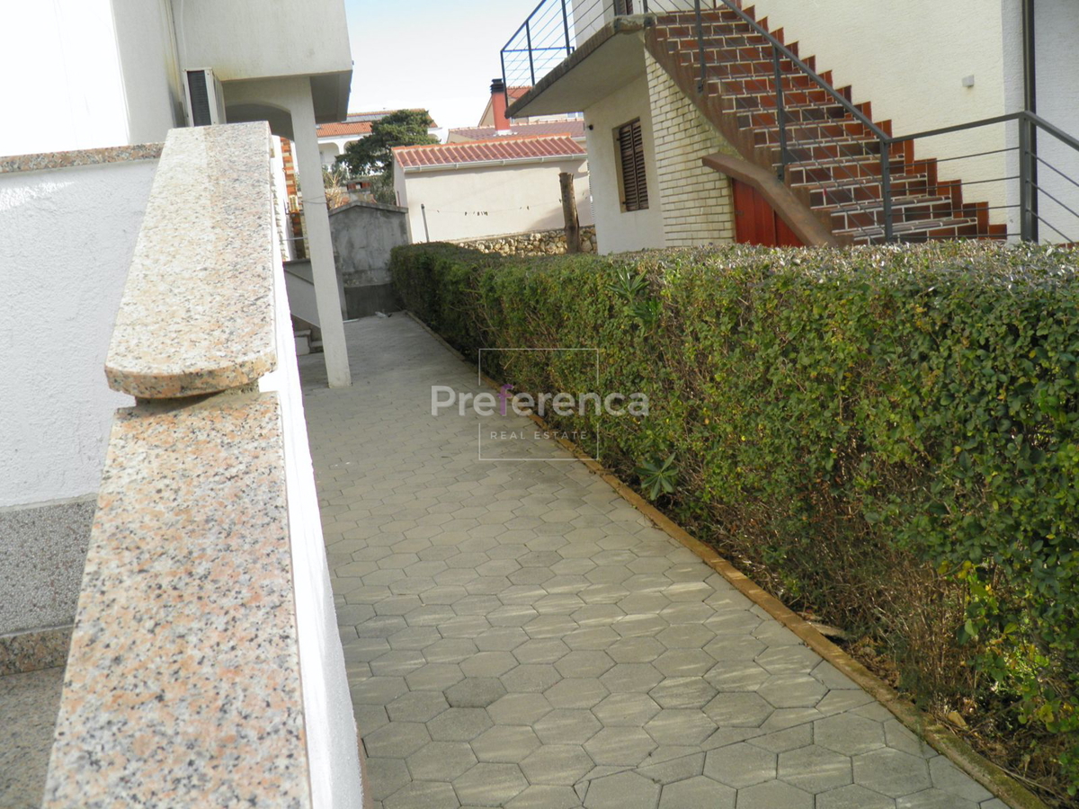 Novalja - hiša s 4 apartmaji