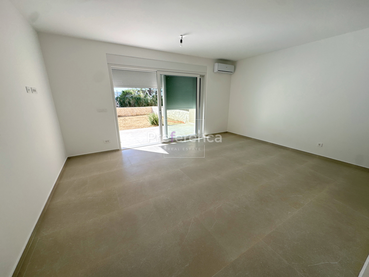 Povljana - dvosobno stanovanje v pritličju z vrtom