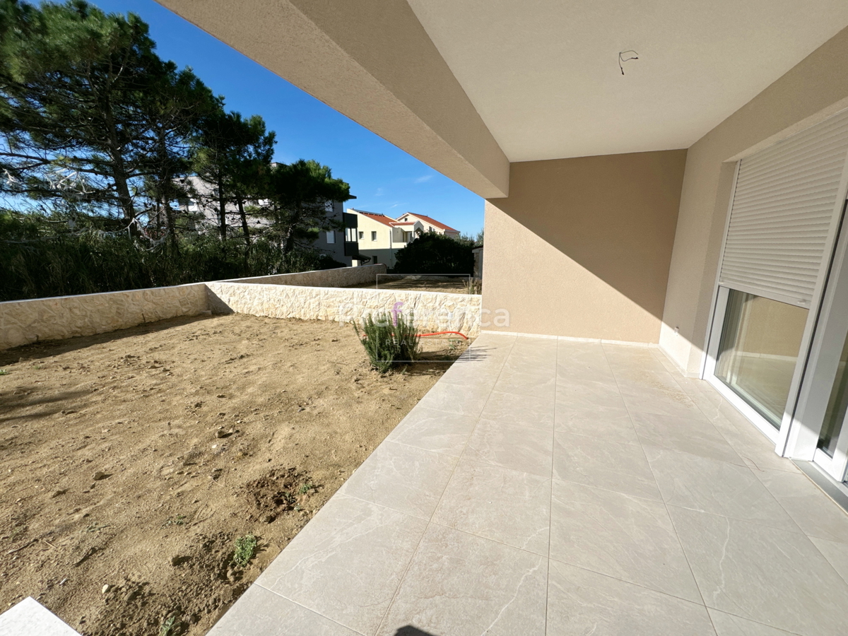 Povljana - dvosobno stanovanje v pritličju z vrtom