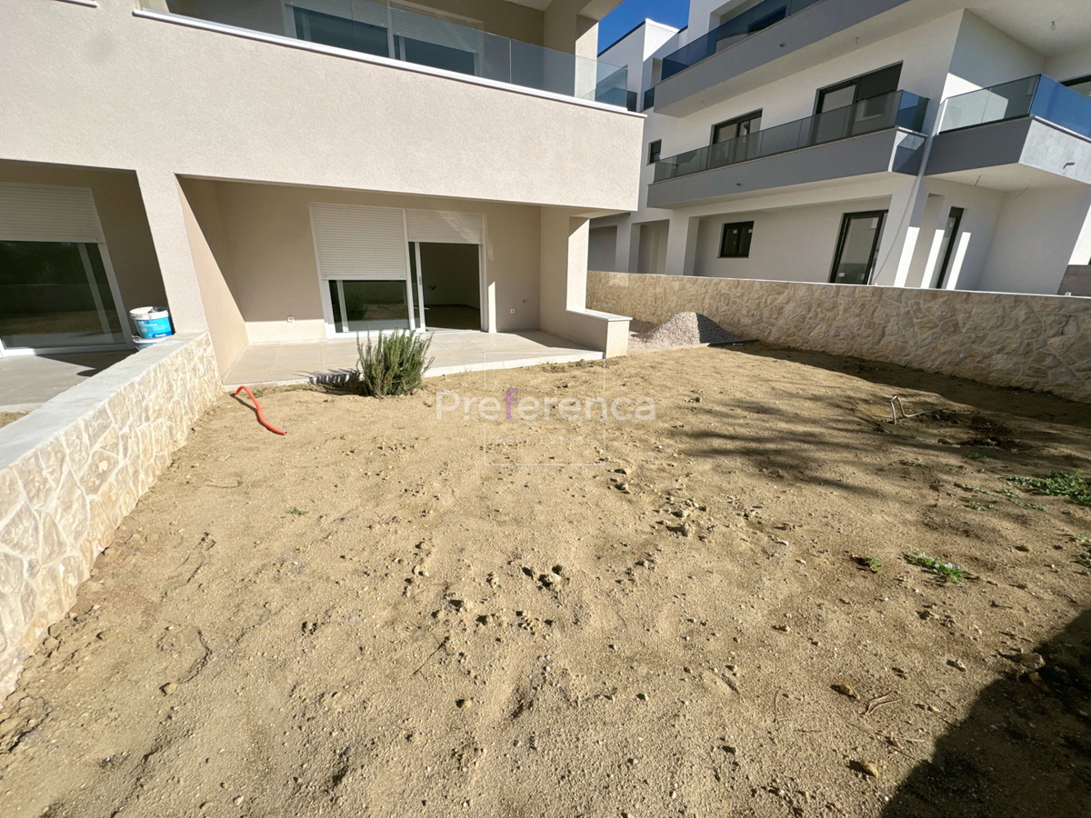 Povljana - dvosobno stanovanje v pritličju z vrtom