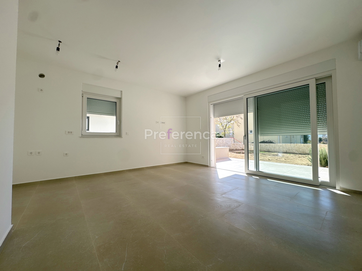 Povljana - dvosobno stanovanje v pritličju z vrtom