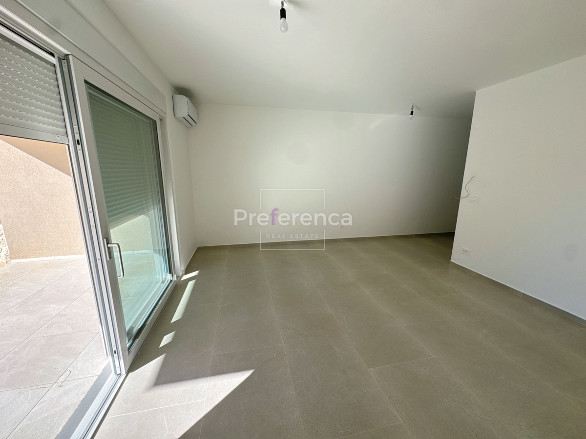 Povljana - dvosobno stanovanje v pritličju z vrtom