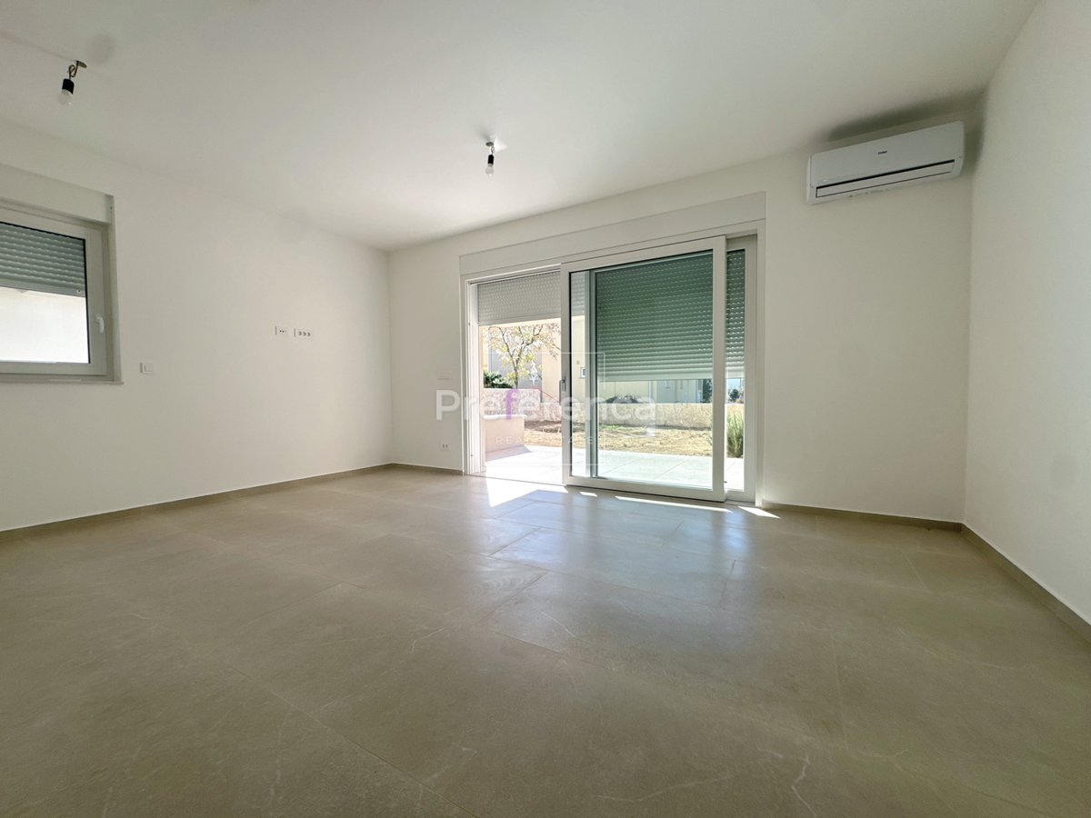 Povljana - dvosobno stanovanje v pritličju z vrtom