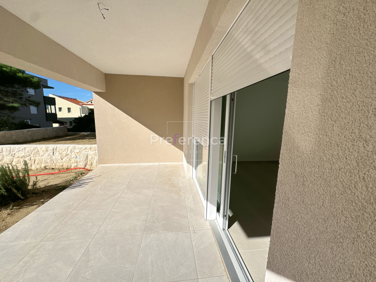 Povljana - dvosobno stanovanje v pritličju z vrtom