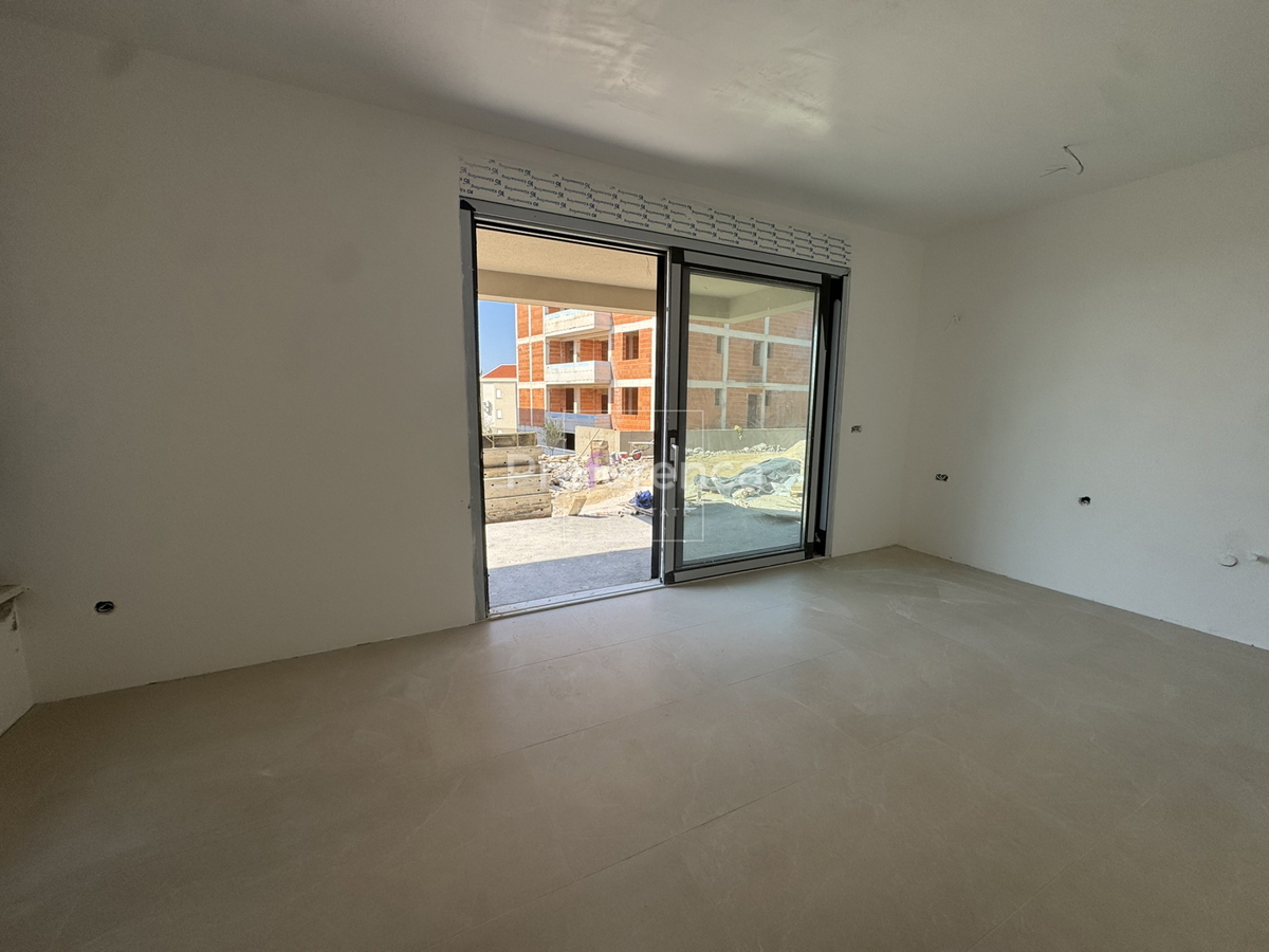 Novalja - dvoposteljno stanovanje v pritličju z vrtom