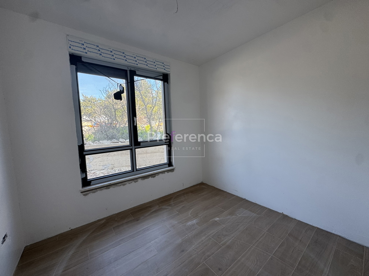 Novalja - dvoposteljno stanovanje v pritličju z vrtom