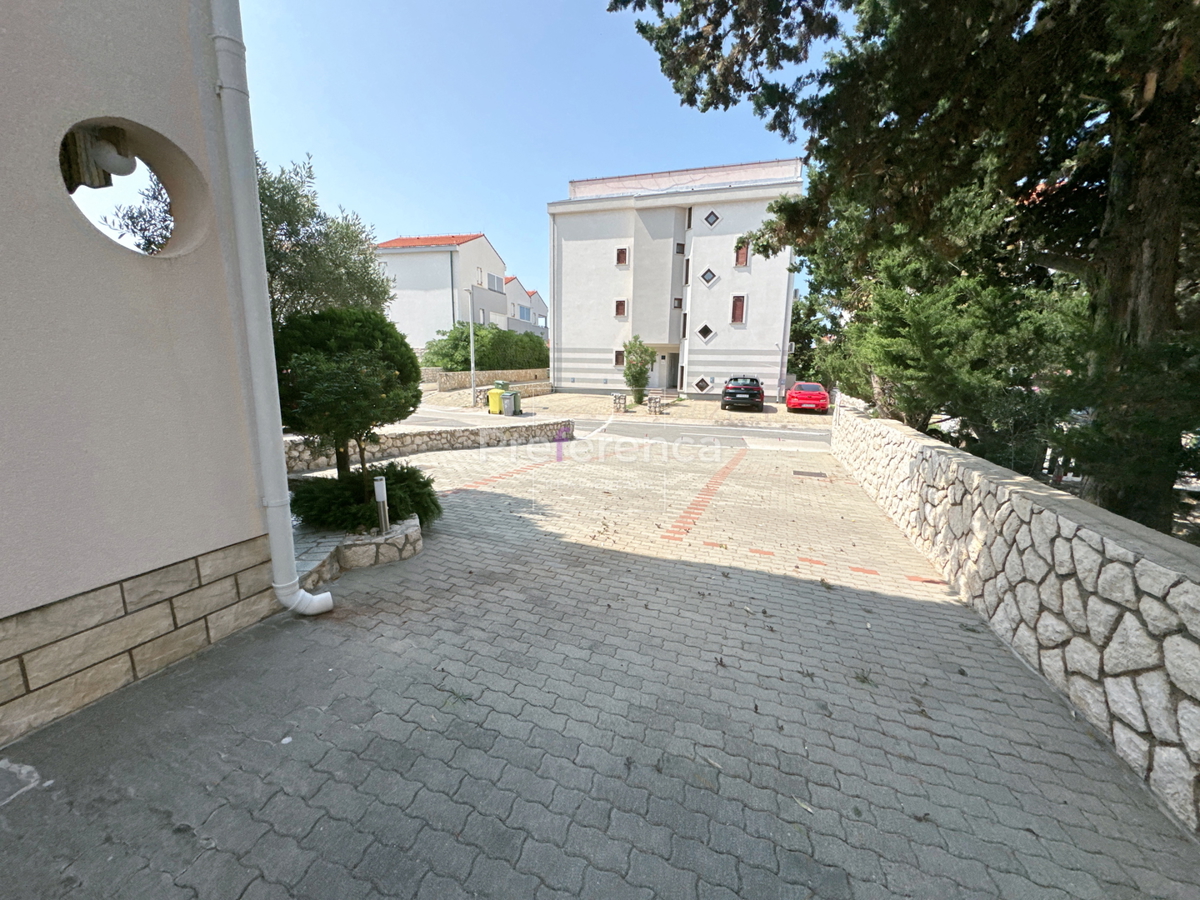 Novalja - hiša s 5 apartmaji blizu morja