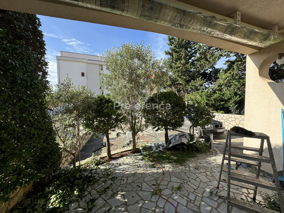 Novalja - hiša s 5 apartmaji blizu morja