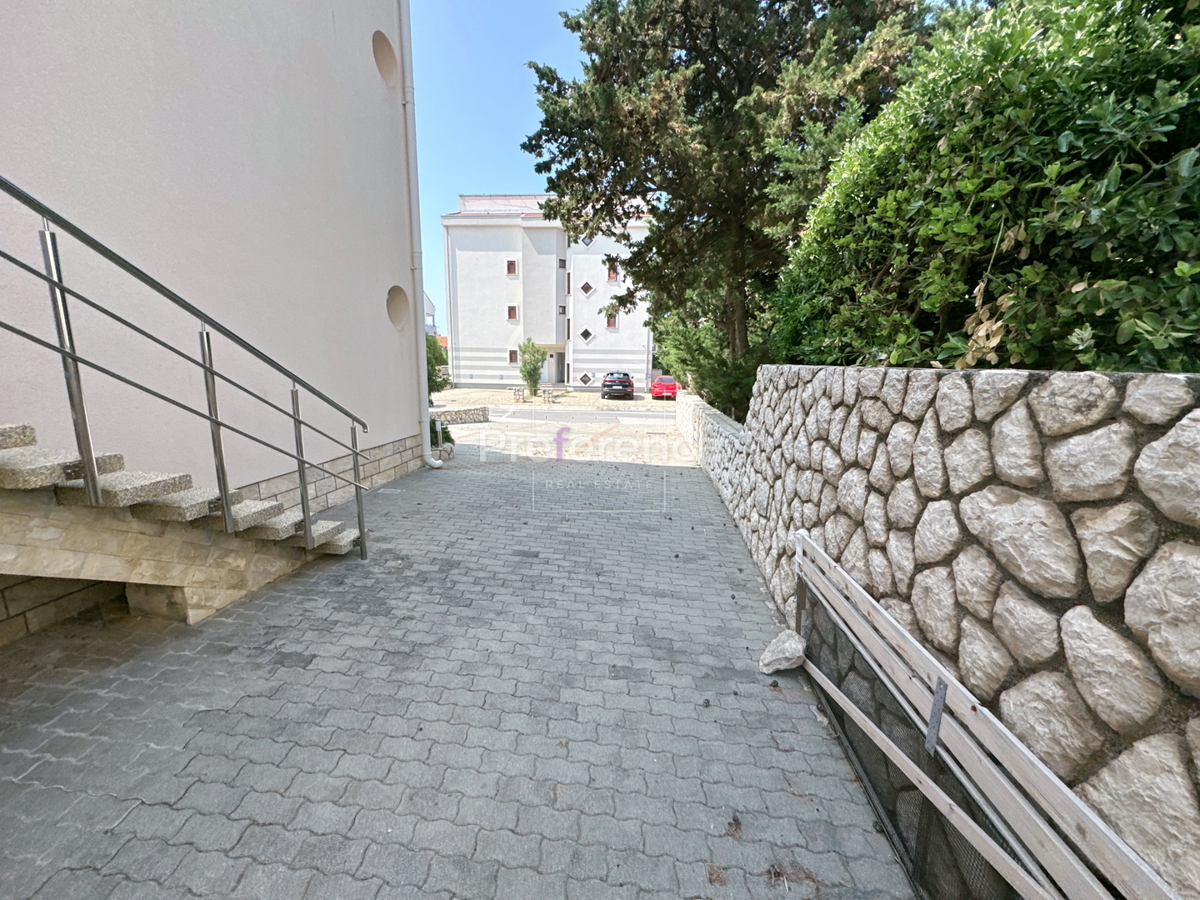 Novalja - hiša s 5 apartmaji blizu morja