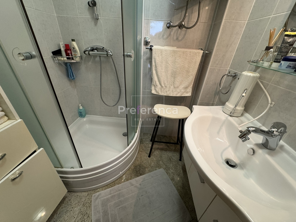 Novalja - hiša s 5 apartmaji blizu morja