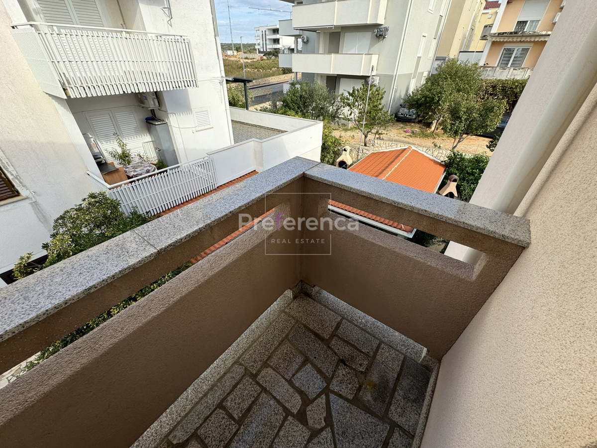 Novalja - hiša s 5 apartmaji blizu morja