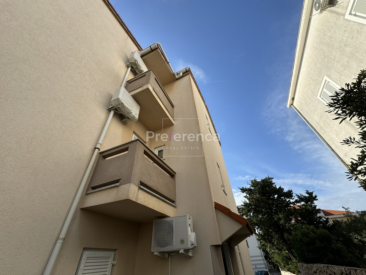 Novalja - hiša s 5 apartmaji blizu morja