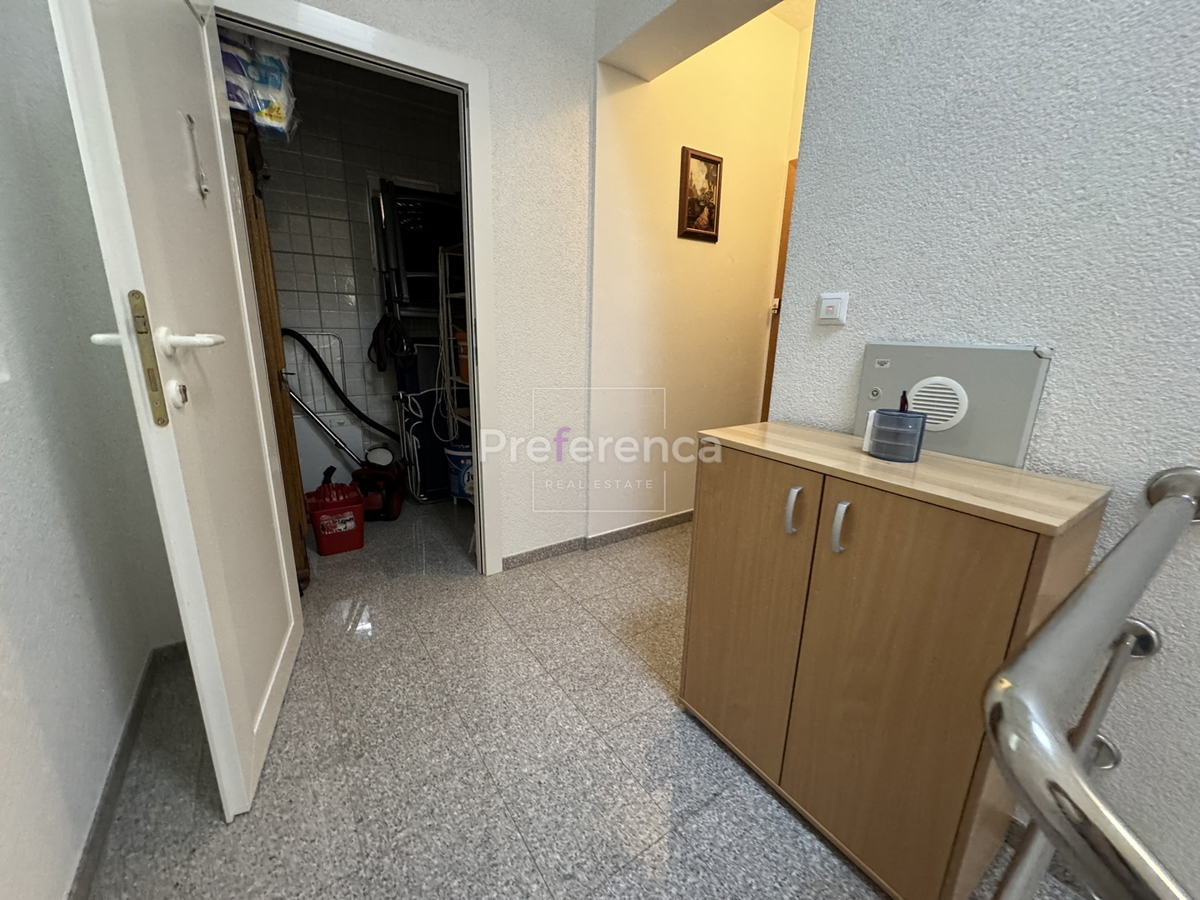 Novalja - hiša s 5 apartmaji blizu morja