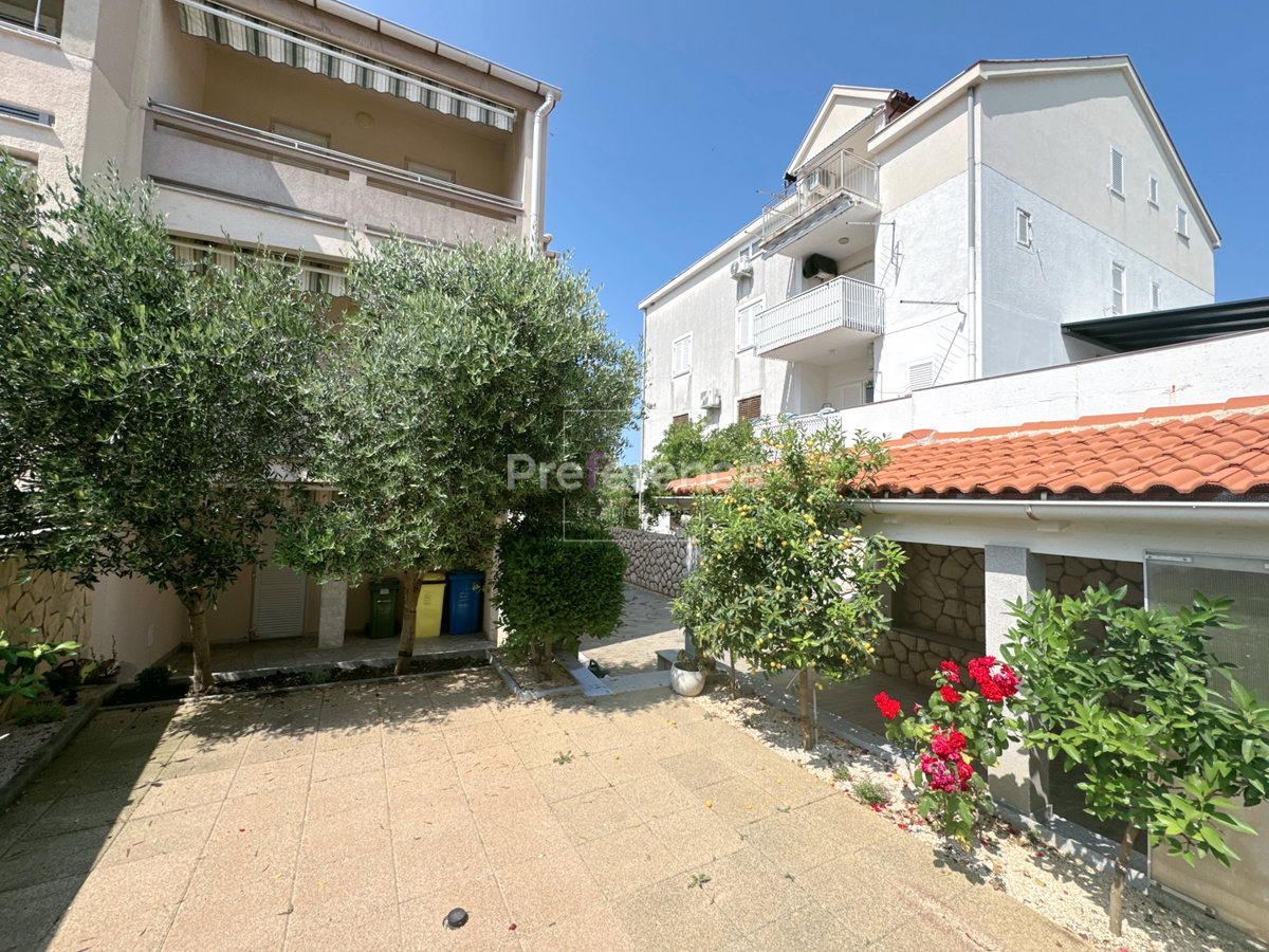 Novalja - hiša s 5 apartmaji blizu morja