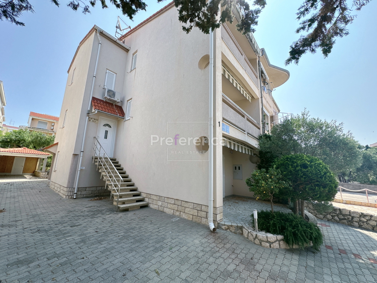 Novalja - hiša s 5 apartmaji blizu morja
