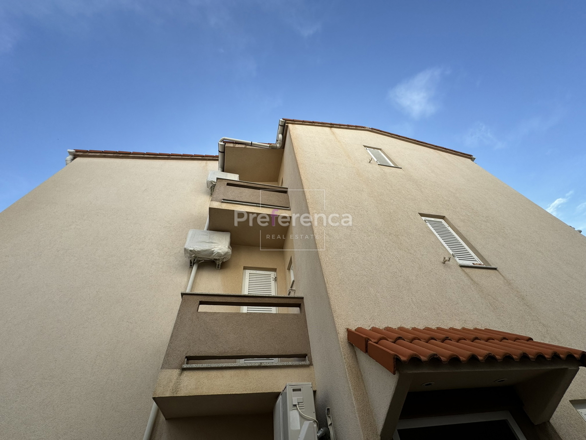 Novalja - hiša s 5 apartmaji blizu morja