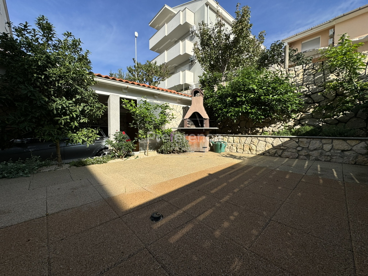 Novalja - hiša s 5 apartmaji blizu morja