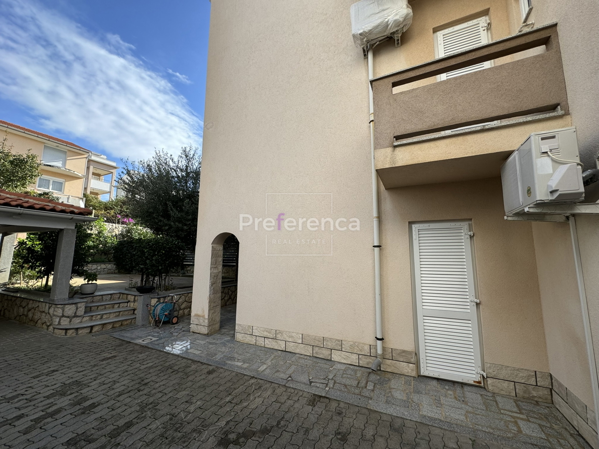 Novalja - hiša s 5 apartmaji blizu morja