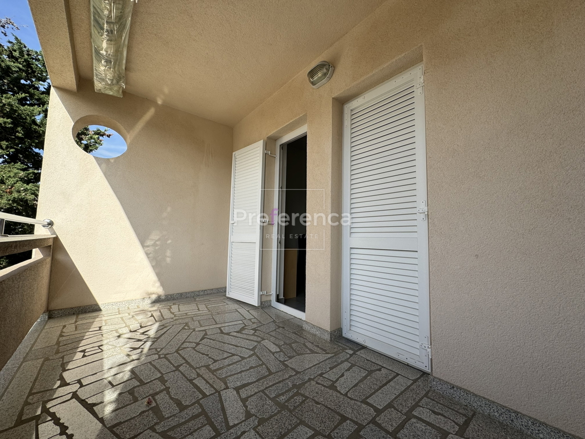 Novalja - hiša s 5 apartmaji blizu morja