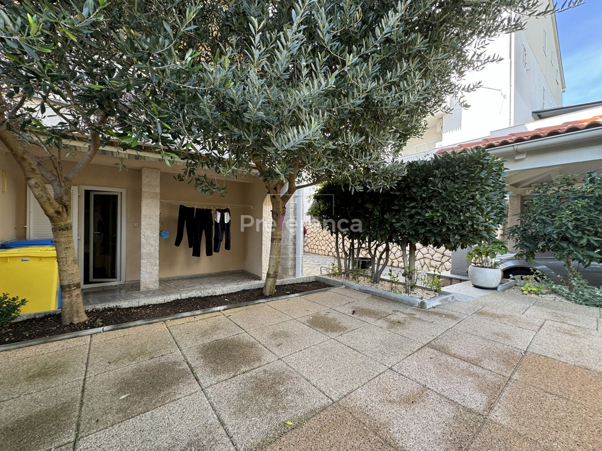Novalja - hiša s 5 apartmaji blizu morja