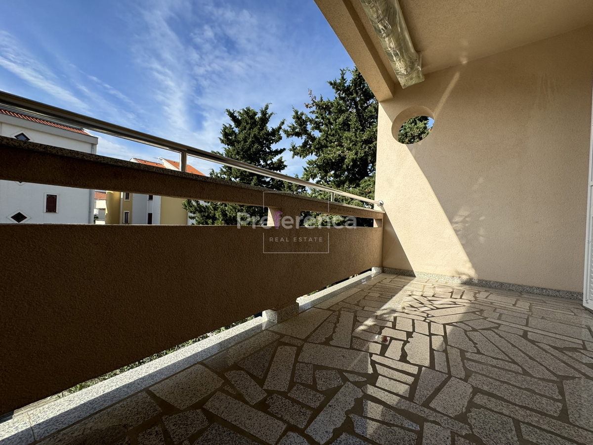 Novalja - hiša s 5 apartmaji blizu morja