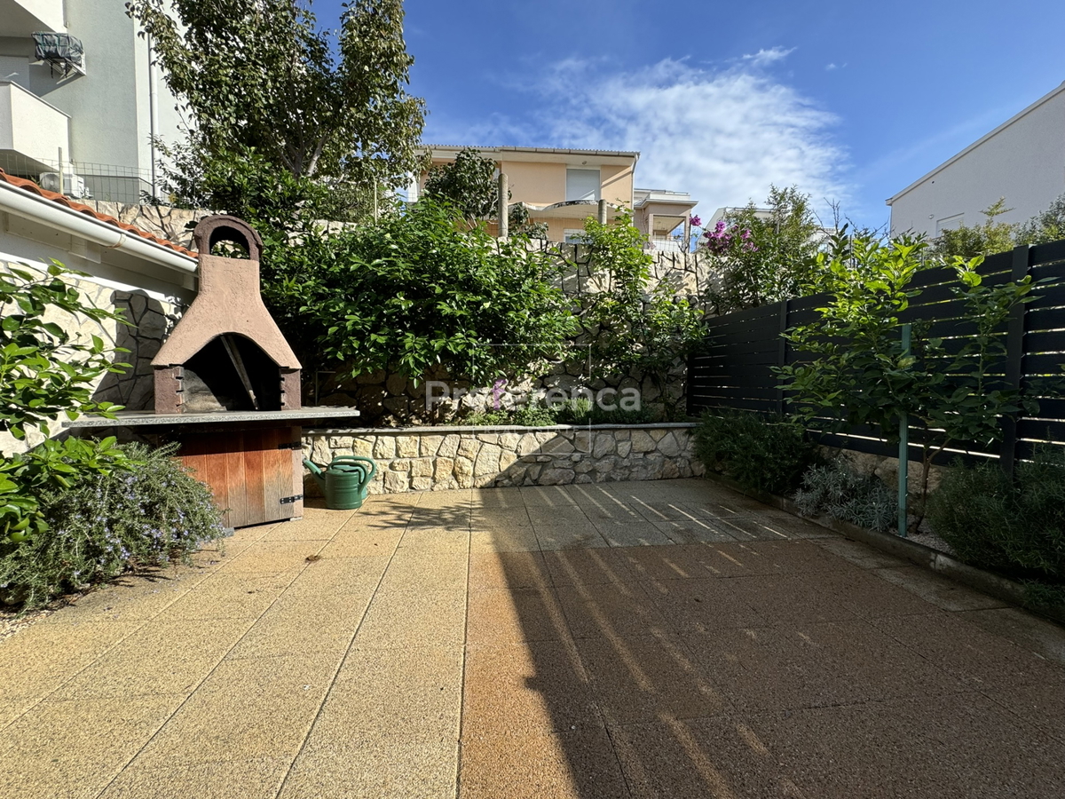 Novalja - hiša s 5 apartmaji blizu morja