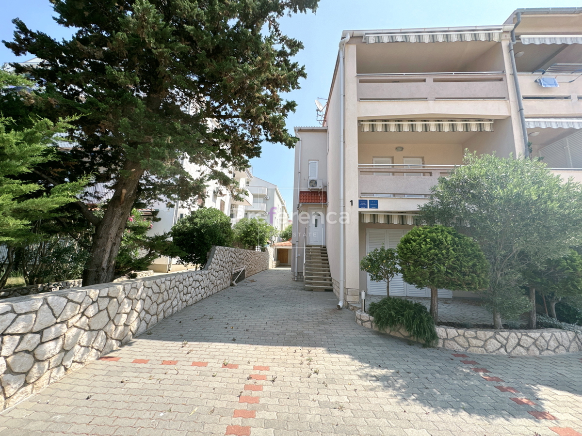 Novalja - hiša s 5 apartmaji blizu morja