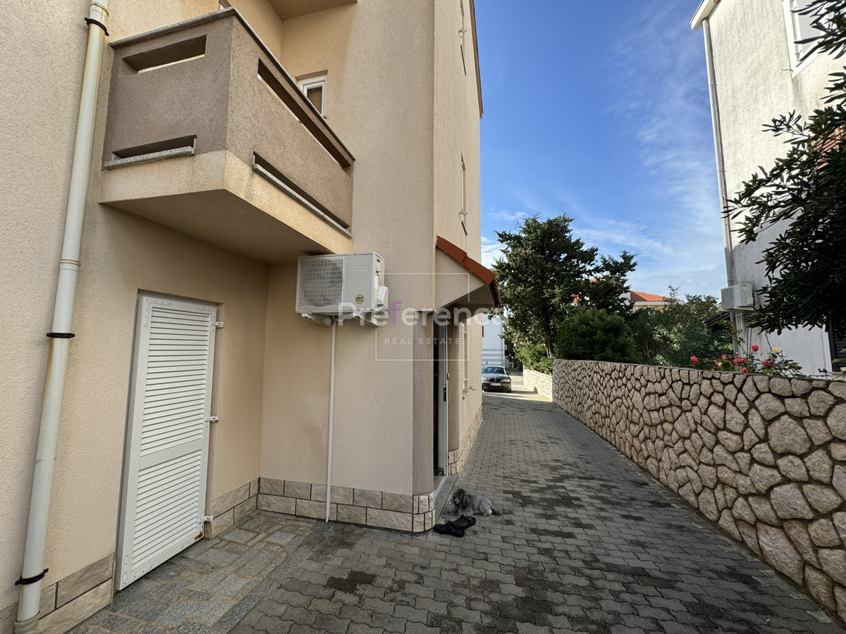 Novalja - hiša s 5 apartmaji blizu morja