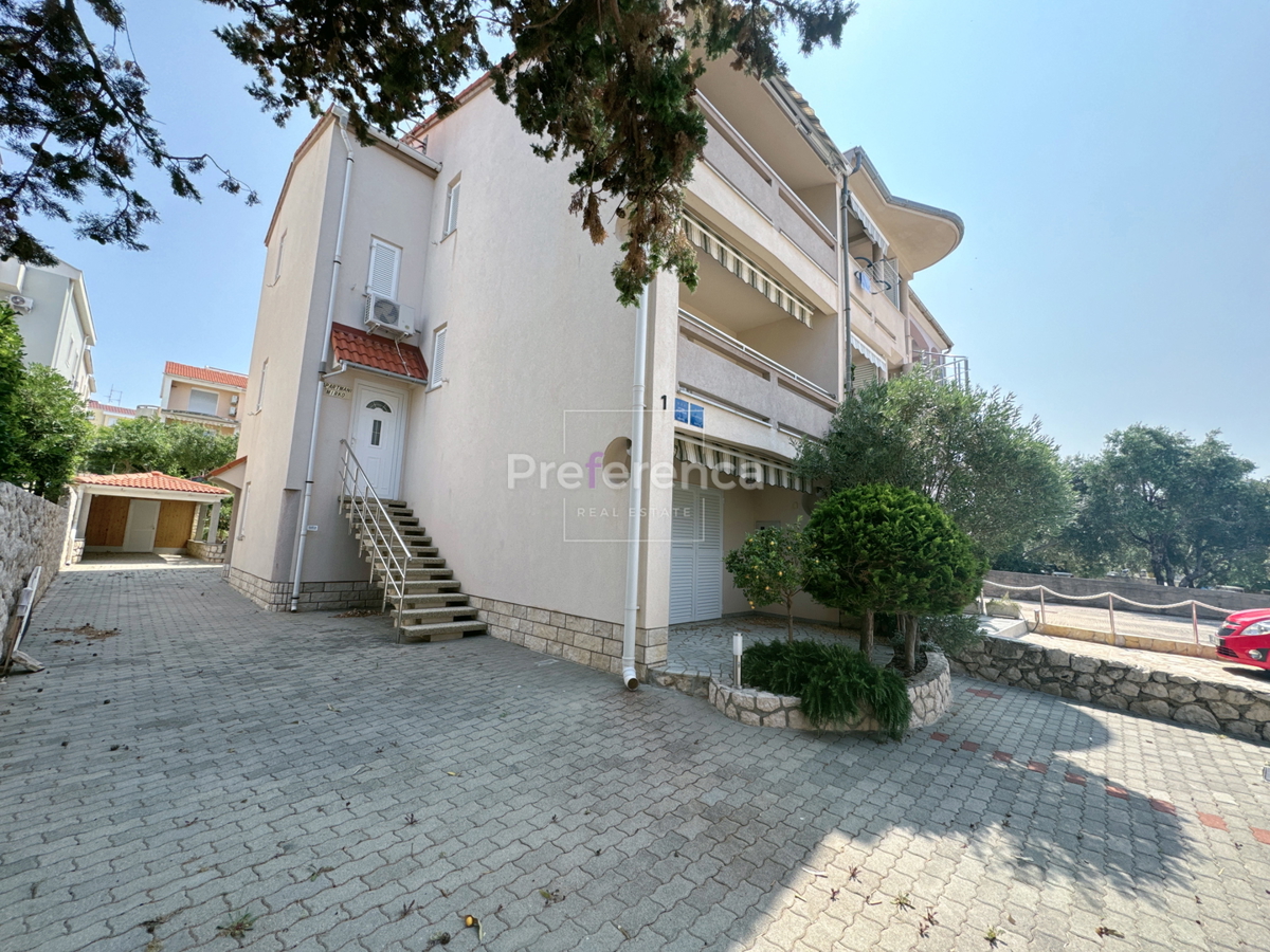 Novalja - hiša s 5 apartmaji blizu morja