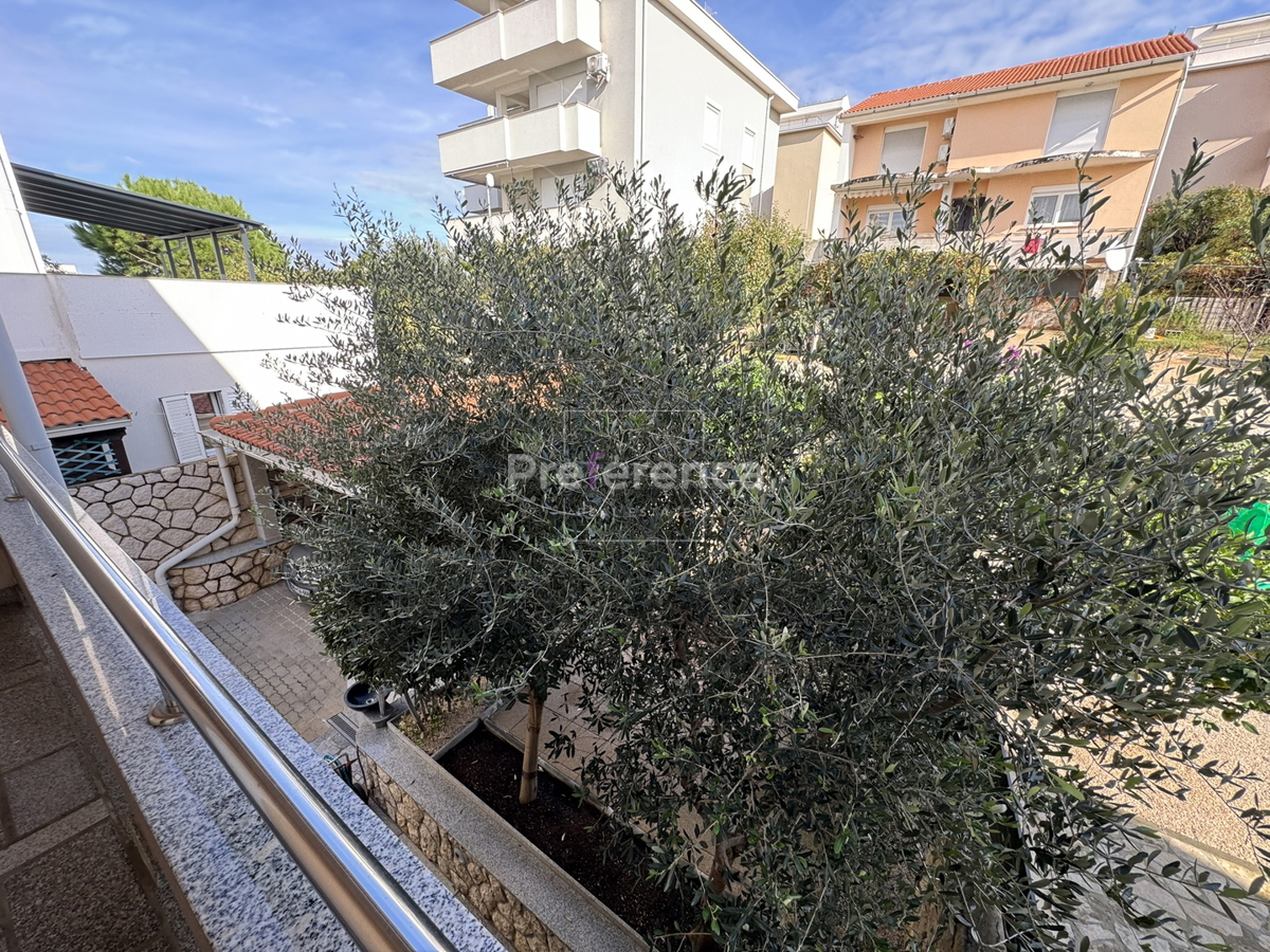 Novalja - hiša s 5 apartmaji blizu morja